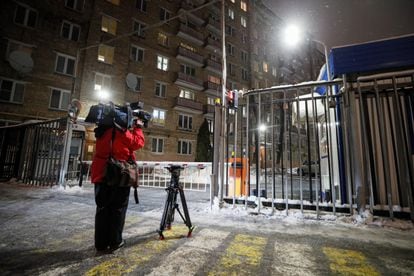 Una cámara graba frente a la sede del canal alemán Deutsche Welle el 3 de febrero en Moscú.
