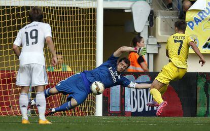 El portero del Real Madrid Iker Casillas intenta parar el lanzamiento del delantero del Villarreal Luciano Veietto.