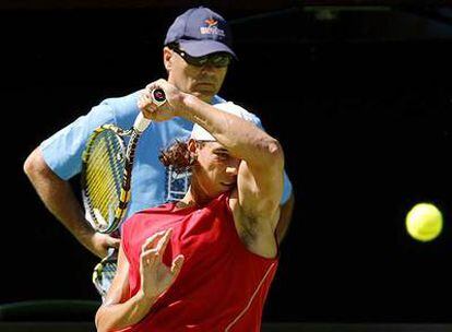 Rafa Nadal, durante un entrenamiento con su tío.