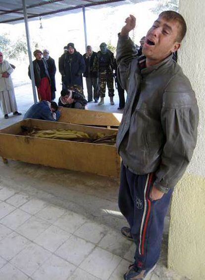 Un iraquí llora por un familiar muerto en el ataque de Baquba.