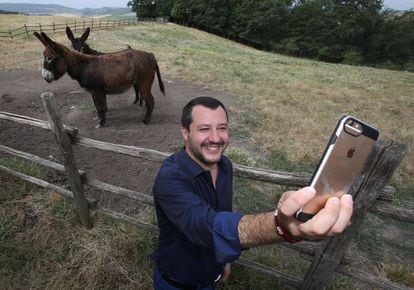 El ministro de interior italiano Matteo Salvini visita una granja confiscada en 2007 a la mafia en Suvignano, en el centro de Italia.