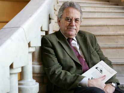 El historiador Santos Juliá, cuando presentó su libro 'Historias de las dos Españas', en 2004 en Madrid.