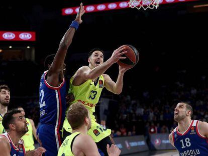 El pívot de Anadolu Efes, Bryant Dunston, defiende al base del Barcelona, Thomas Heurtel.