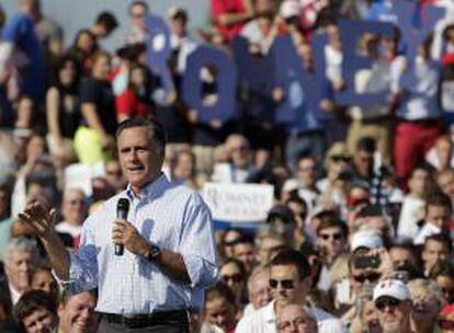 El candidato estadounidense republicano a la presidencia, Mitt Romney, se dirige a sus simpatizantes durante un mitin en Powell, Ohio (Estados Unidos).