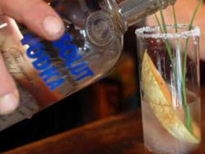 Imagen de un camarero sirviendo una copa de Absolut Vodka