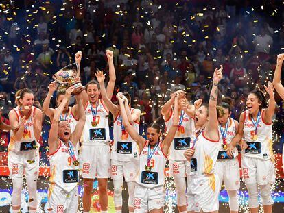 El equipo español con el trofeo después de ganar a Francia la final del torneo de Eurobasket femenino, el 7 de julio, en Belgrado.