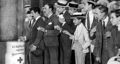 Un grupo de personas durante la recogida de donativos y tabaco.