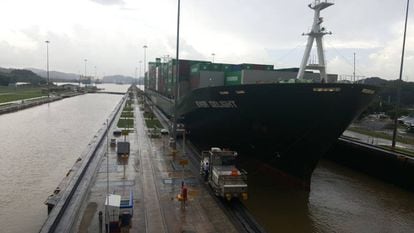 Un carguero de contenedores cruza las esclusas del Canal de Panam&aacute;