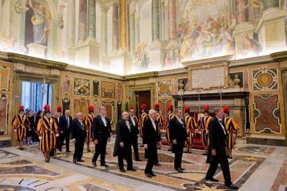 Donald Trump recorre los pasillos del Vaticano antes de reunirse con el papa Francisco.
