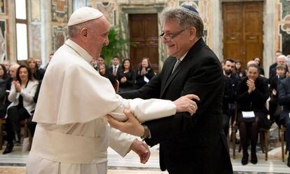El Papa recibe al rabino argentino Abraham Skorka en el Vaticano, este jueves.