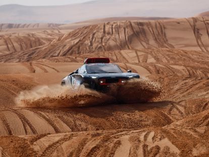 Carlos Sainz, durante la tercera etapa del Rally Dakar, disputada este martes en Al Qaisumah (Arabia Saudí). EFE