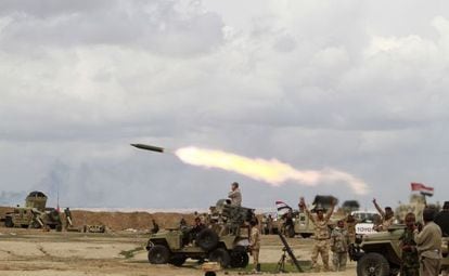Milicianos chiíes lanzan un proyectil contra los yihadistas del Estado Islámico el pasado miércoles cerca de Tikrit.