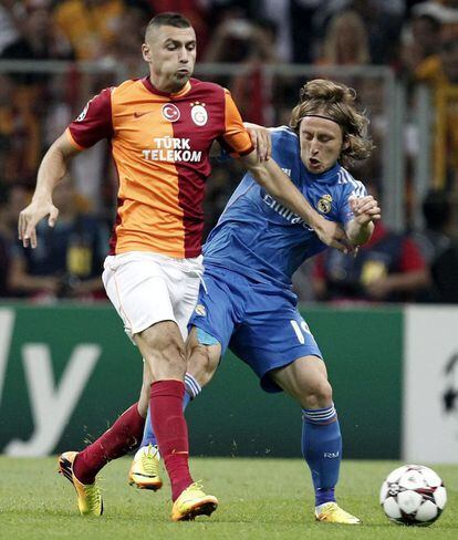 Modric y Yilmaz pelean por el balón.