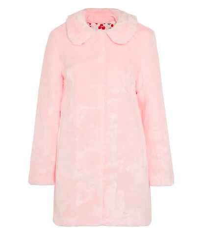 Abrigo de pelo sintético en color rosa palo de HVN (885 euros)