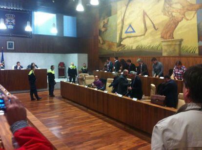 Policías locales de Leganés echan del pleno a la oposición.