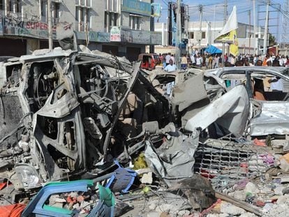Un coche destrozado en el lugar del atentado, este domingo ante la sede del Ministerio de Educación, en Mogadiscio, la capital de Somalia.