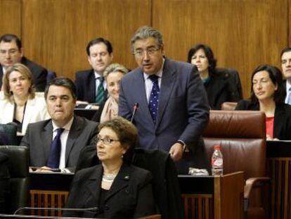 Juan Ignacio Zoido, de pie tras miembros del Gobierno de Gri&ntilde;&aacute;n, durante el &uacute;ltimo pleno.