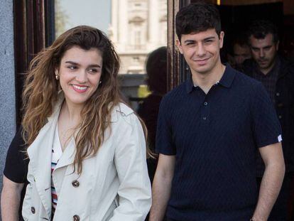 Amaia y Alfred, a la salida del Teatro Real tras la presentación de Eurovisión 2018.