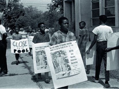 'Protesta de niños en el exterior de YMCA', Jackson, Misisipí, 1969, de Doris Derby. Imagen perteneciente al libro 'Photography- A Feminist History', de Emma Lewis, publicado por Octopus Books/Tate.