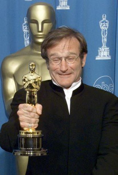 Robin Williams, con el Oscar a mejor actor por 'El indomable Will Hunting', el 23 de marzo de 1998.