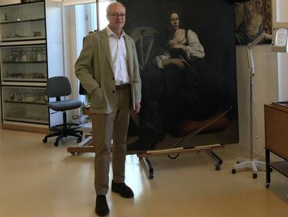 Ubaldo Sedano, director de restauración del Museo Thyssen, frente a la obra de Caravaggio.