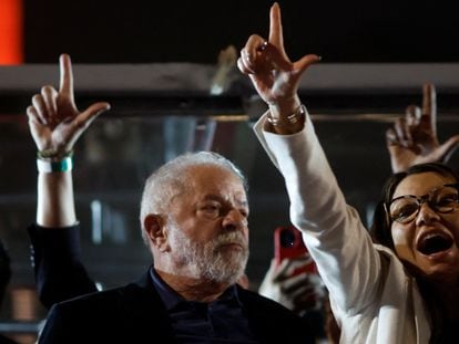 El candidato a la presidencia de Brasil Lula da Silva, junto a su esposa Rosangela, durante la noche electoral en São Paulo.