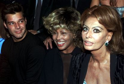 Desde la izquierda, los cantantes Ricky Martin y Tina Turner junto a la actriz Sophia Loren, en Milán, en 1999.
