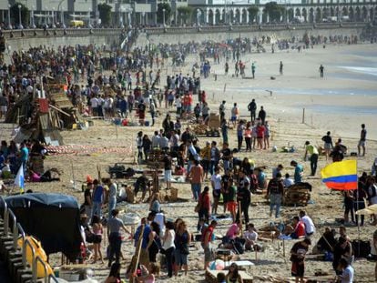 Centenares de personas preparan las hogueras esta tarde en Riazor