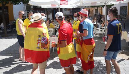 Aficionados de España y de Suecia en el centro de Sevilla.