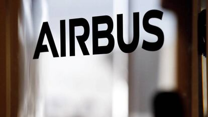Logo de Airbus en su sede.
