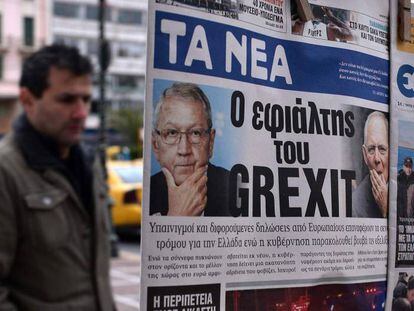 Un hombre mira en Atenas un periódico titulado 'La pesadilla del Grexit', a finales de enero.