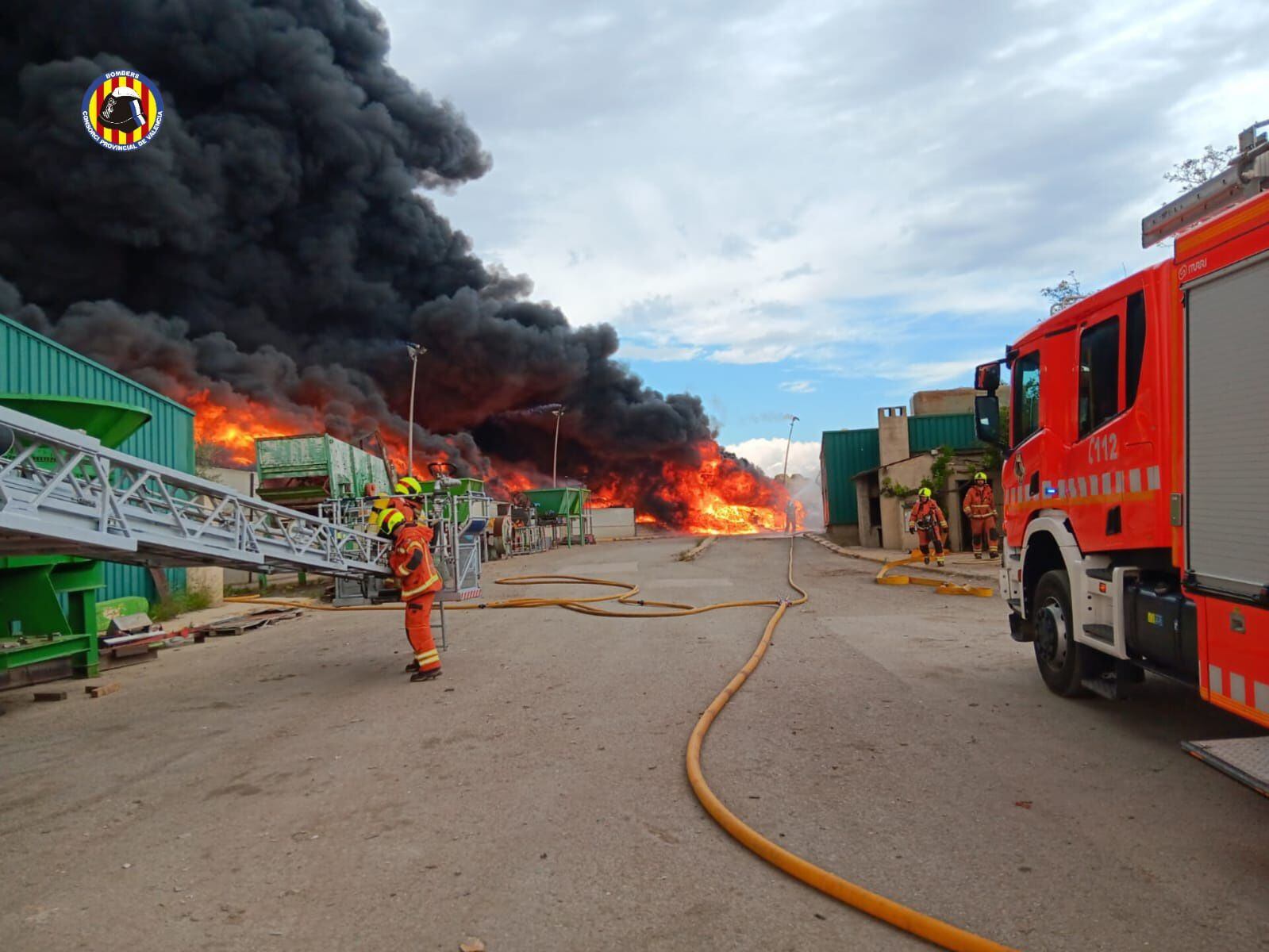Incendio en la planta de reciclaje de San Antonio de Requena el día 15 de abril.