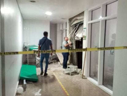 Dos peritos investigan el hospital del IMSS de Playa del Carmen en el que murió Aitana, el pasado 12 de julio.
