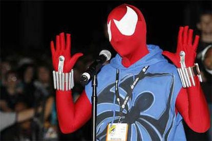 Sam McClelland, vestido de Spider-Man, en la presentación de la tercera película de la serie.