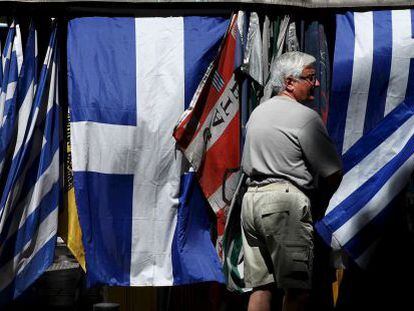 Puesto de banderas griegas en el centro de Atenas.