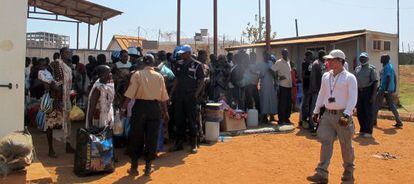 Un grupo de ciudadanos de Juba pide refugio en el complejo de la misi&oacute;n de la ONU en la capital de Sud&aacute;n del Sur. 