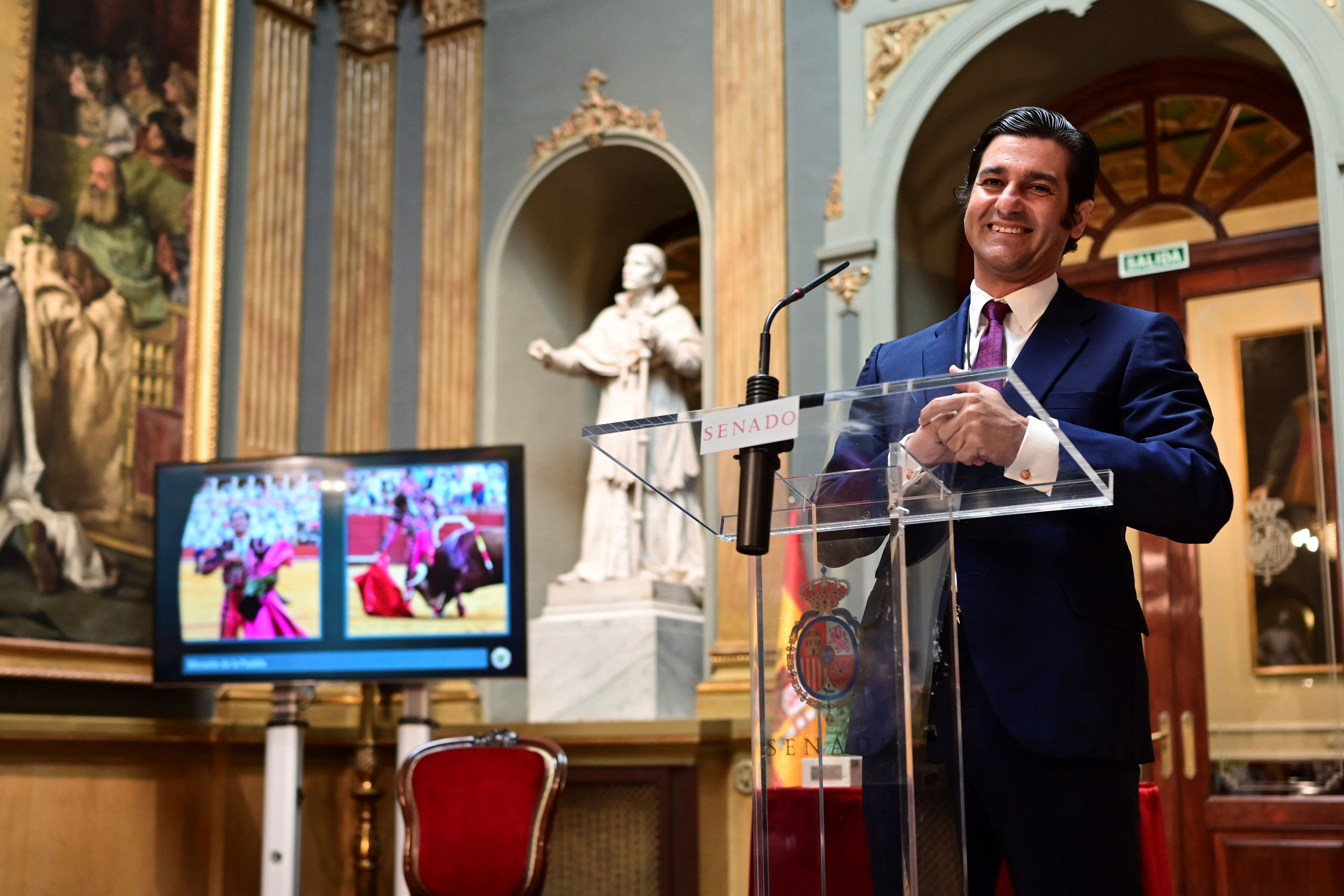 Morante de la Puebla tras recibir el premio de figuras de la tauromaquia de los premios de la Asociación Taurina Parlamentaria en 2021. 