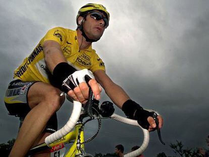 Jalabert, con el maillot amarillo durante una etapa del Tour.