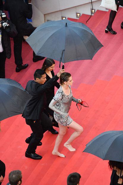 La actriz, y miembro del jurado de esta edición, decidió imitar el gesto de otras compañeras del pasado (Julia Roberts se los quitó en 2016) y subió las escaleras del palacio de festivales descalza, con sus Louboutin en la mano.