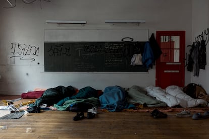 El 4 de abril, asociaciones de ayuda a los inmigrantes sacaron de las calles de París a 200 menores no acompañados para acogerlos en esta escuela abandonada en la calle Erlanger, situada en el barrio 16 de la capital francesa. Desde entonces, todos los días llegan entre diez y 20 jóvenes nuevos. Ahora suman unos 340 residentes. Todas las aulas del colegio abandonado se han convertido en dormitorios.