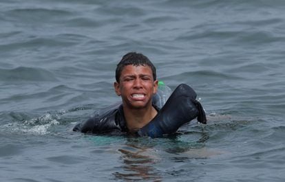Un niño marroquí trata de cruzar la frontera nadando con la ayuda de unas botellas de plástico.