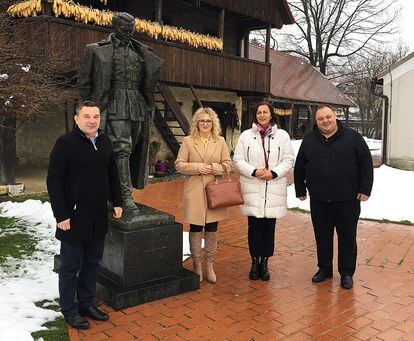 El alcalde de Kumrovec, Robert Splast (izquierda) posa junto a otros empresarios y vecinos del municipio ante la estatua y casa-museo del mariscal Tito, el martes 17 de enero de 2023.