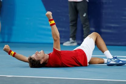 El español Pablo Carreño celebra tras vencer al serbio Novak Djokovic en el partido por la medalla de bronce de tenis, este sábado en el Parque de Tenis de Ariake en Tokio (Japón).