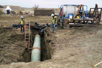 Trabajadores instalando un gasoducto en una ciudad de Dakota del Norte.