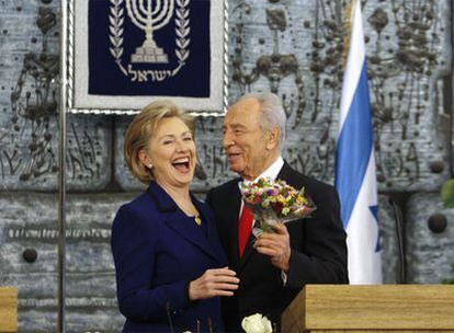Simon Peres junto a Hillary Clinton, secretaria de Estado de EE UU, en Jerusalén.