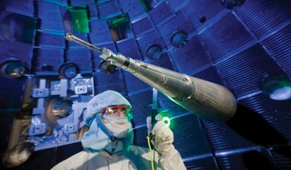 Un técnico sitúa en la instalación láser NIF (EEUU) el blanco para hacer ensayos de fusión nuclear