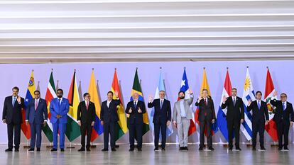 Nicolás Maduro, Chan Santokhi, Irfaan Ali, Gustavo Petro, Luis Arce, Luiz Inacio Lula da Silva, Alberto Fernández, Gabriel Boric, Guillermo Lasso, Mario Abdo Benitez, Luis Lacalle Pou y Alberto Otarola, en Brasilia, este martes.