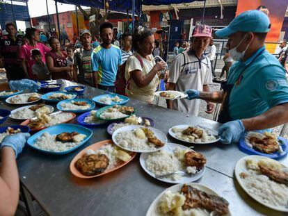 Migrantes venezolanos durante una comida en el refugio Villa del Rosario, Colombia.