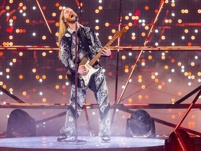 Sam Ryder, representante británico, durante uno de los ensayos de Eurovisión 2022 en Turín interpretando su tema 'Space Man'.