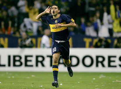 Riquelme festeja un gol con la camiseta de Boca Juniors
